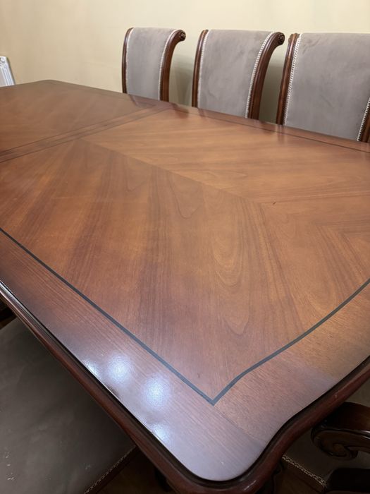 Стол со стульями в гостинную