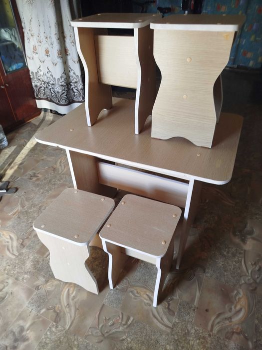 Стол и четыре стула