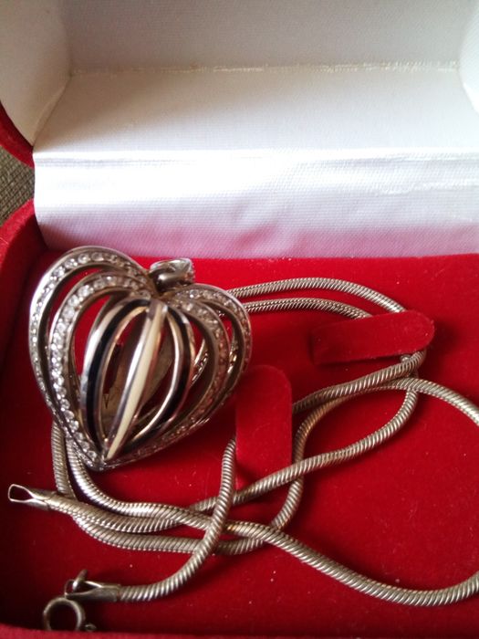 Сребърен медальон сърце с цирконии