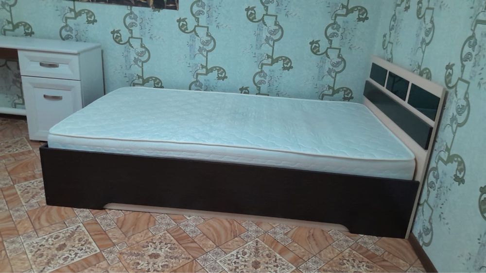 Продам кровать с матрасом
