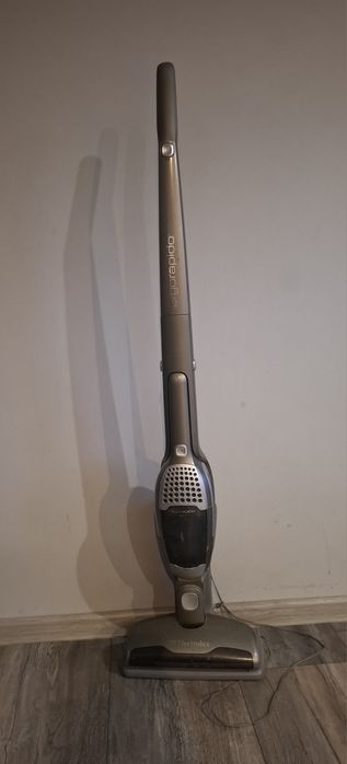Вертикална прахосмукачка Electrolux