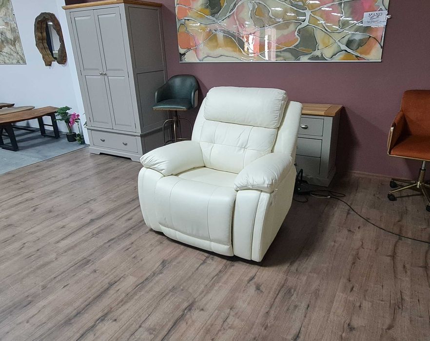 Бял кожен фотьойл La-z-boy с електрически релаксиращ механизъм