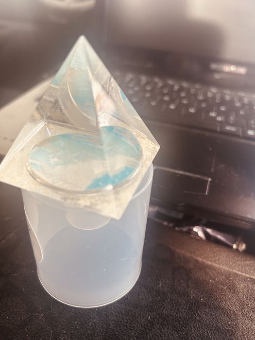 Прозрачна малка пирамида