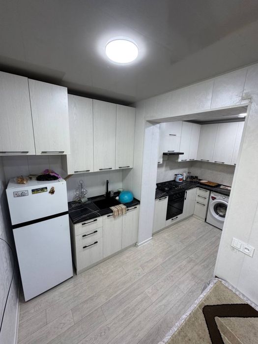 Срочно прадается 3/х ком квартира чирчик 8/ мек район базар с ремонтом