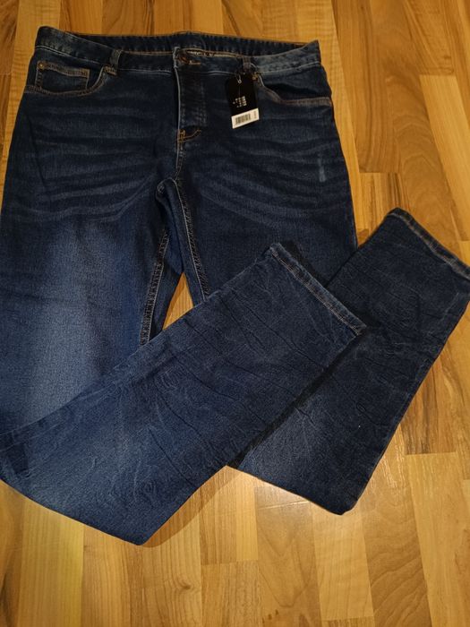 Продавам чисто нови дънки