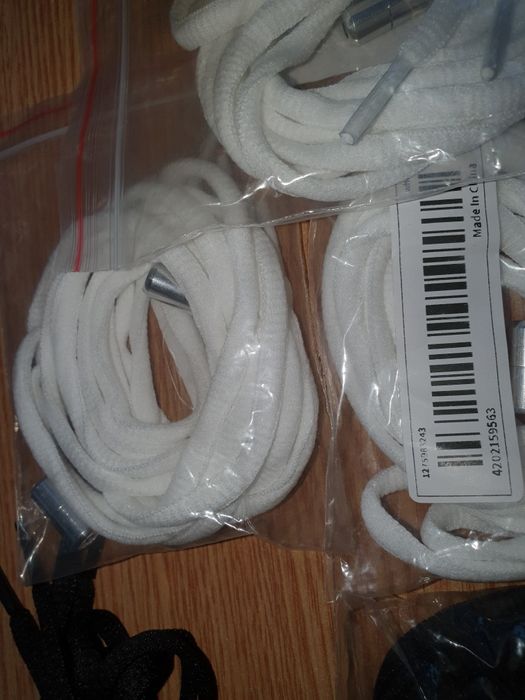 Sireturi elastice albe și negre