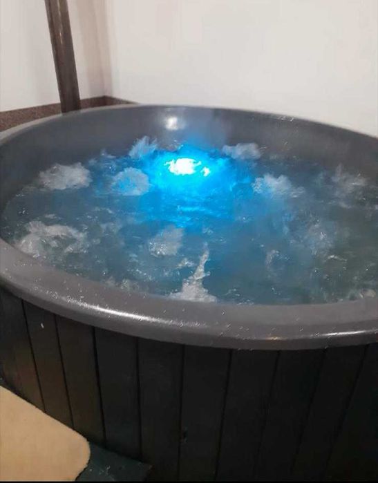 Ciubăr din fibră de sticlă cu soba - 2 m diametru, 6-7 persoane