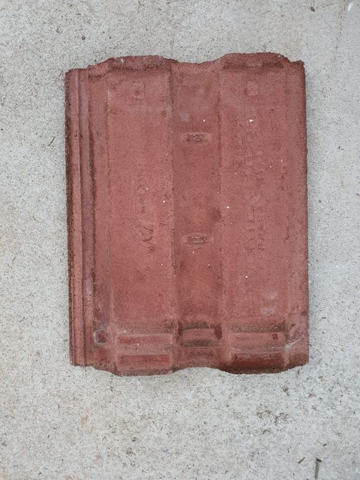 Vând tigla de beton.