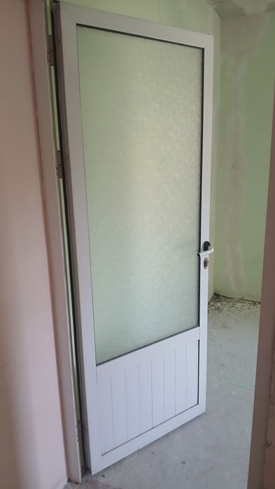 3ta akfa eshik sastayanasi zo'r turibdi