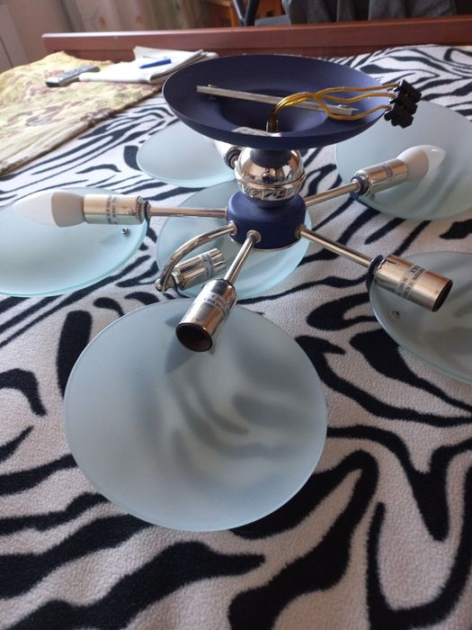 Шестирожковая люстра