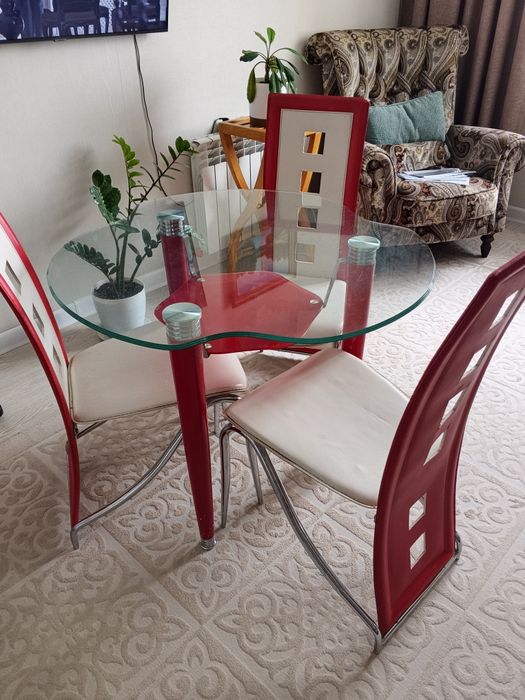 Хороший стол со стульями