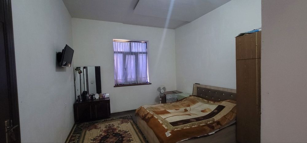 Uy Sotiladi 2 qavatdan iborat 8 sotix hamma sharoitlar mavjud