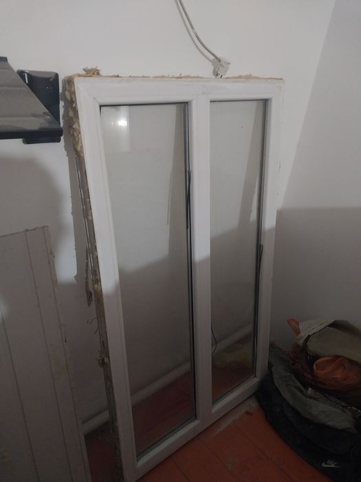 Продам пластиковое окно с подоконником.