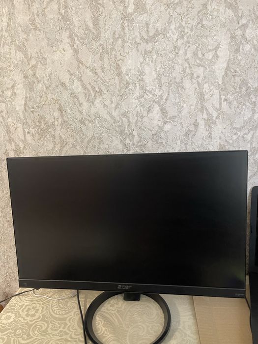 Геймърски комтютър със монитор