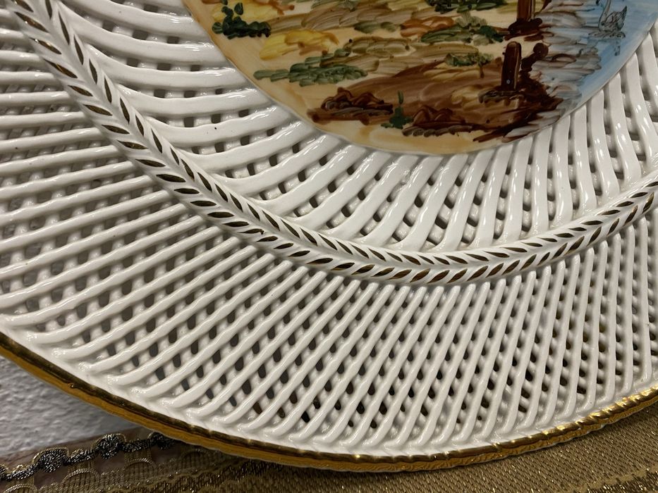 Порцеланово пано за стена с дупки