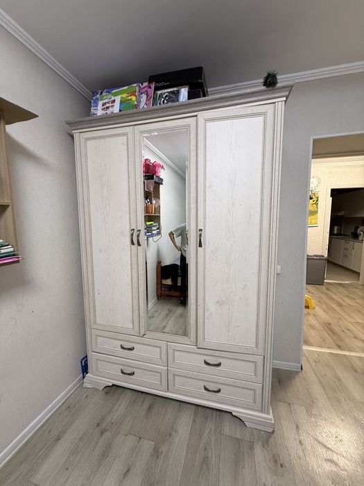 Шкаф деревянный белый