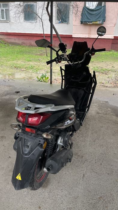 Holati yaxshi  tez va qulay skuter rangi qora idial  arzon narxda hali