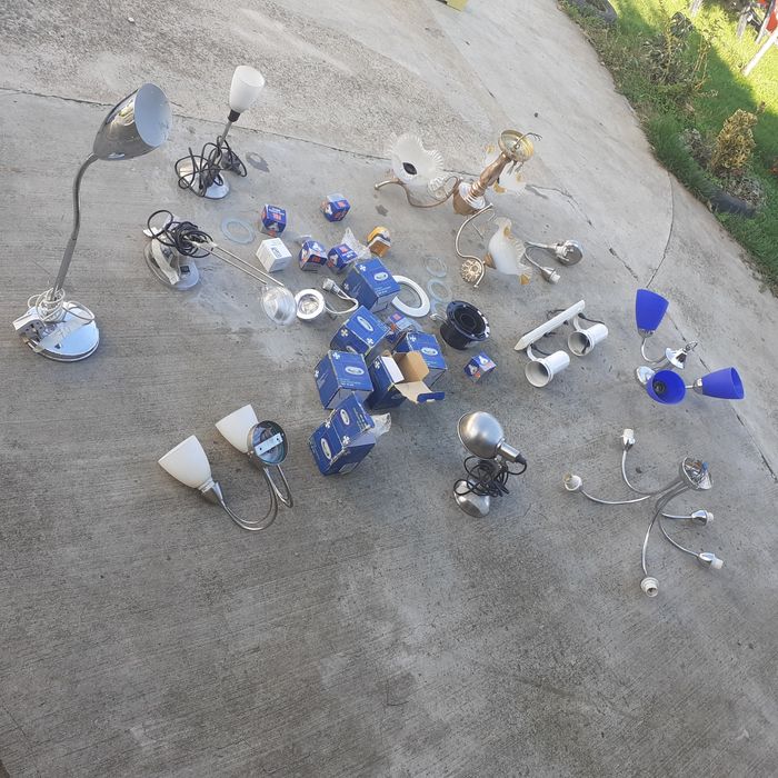 Lustre de pus în cameră pentru becuri . Și mai multe.