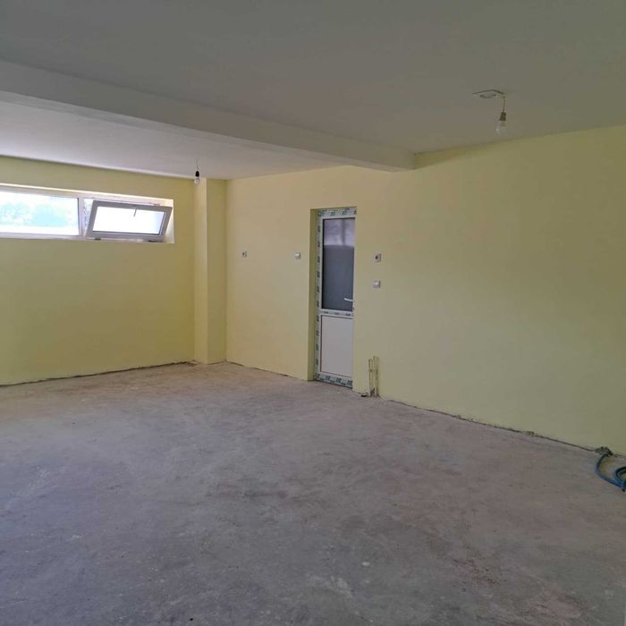 Spatiu comercial Zamostea, Central, situat in fata scolii. De vanzare sau de inchiriat.