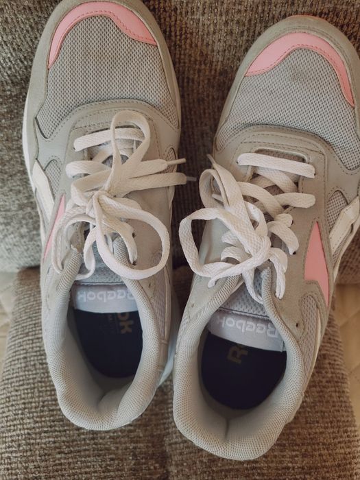 Продавам дамски маратонки  Reebok 39