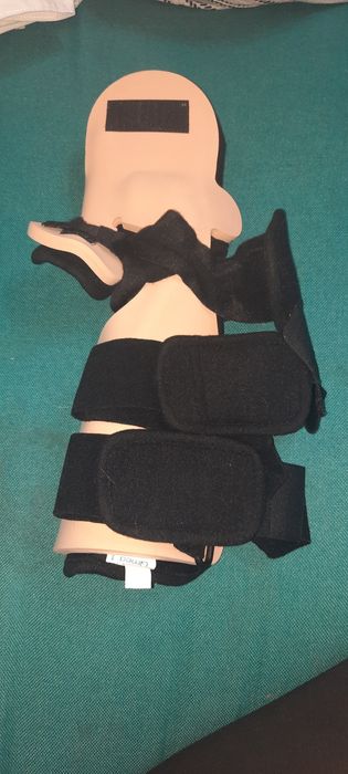 Atela după accident vascular mana stanga