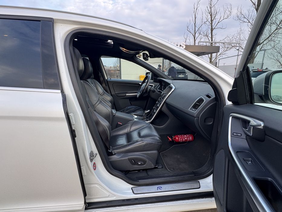 Volvo Xc60 R Design/automat/4x4/camera/panorama/piele/rate/garantie