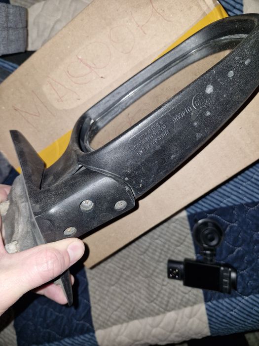 Правое боковое зеркало