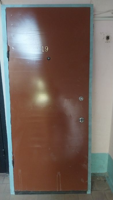Продам входную железную дверь, снята с квартиры кирпичного дома)))