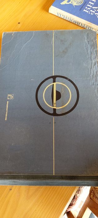 Продавам два броя книги за автомобила.