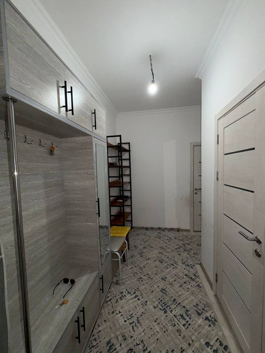 Yangi darxondan 2 xonali uy ijaraga beriladi faqat olilaga 
450$ 
Xamm