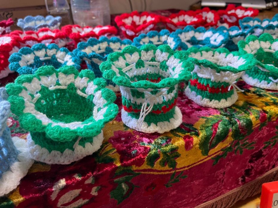 Декоративни подаръчни кошнички от прежда за различни поводи