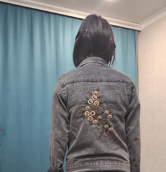 Продам джинсовый костюм.