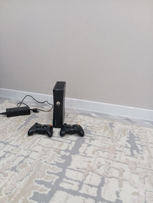 XBOX 360, 2 без проводных геймпарда