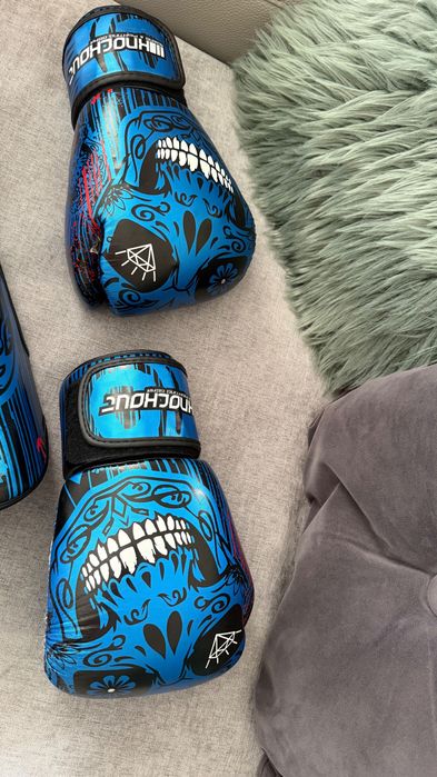 Set Kickbox / Muay Thai complet + aparatoare tibie + manusi + pantaloni
