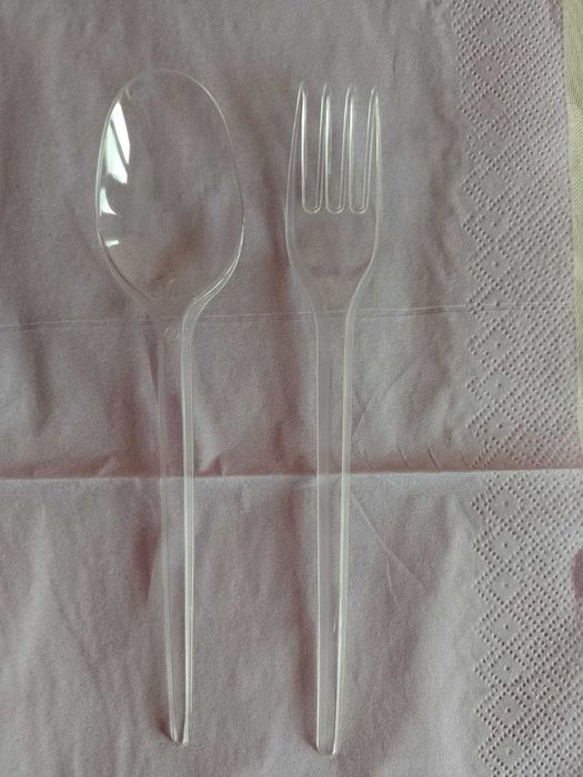 Прибори за хранене  за еднократна  употреба от пластмаса.