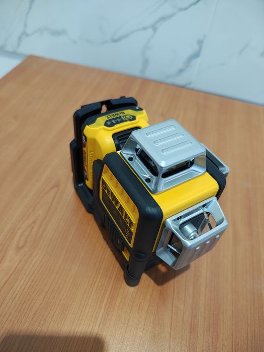 Vând nivela laser DeWalt 360° noua
