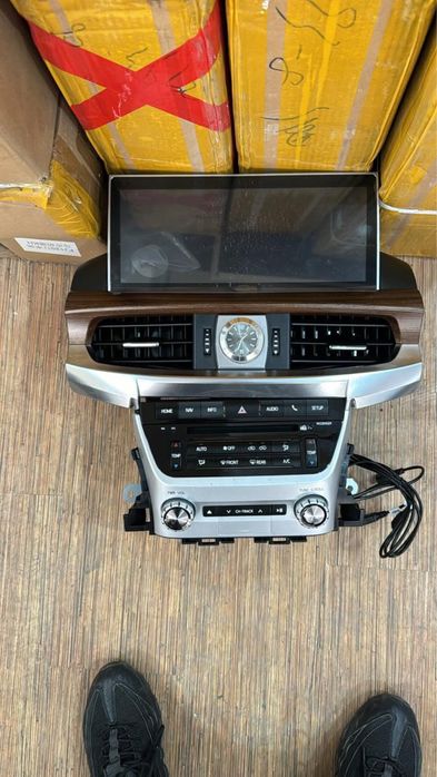 Монитор Lexus дизайн на Land Cruiser 200