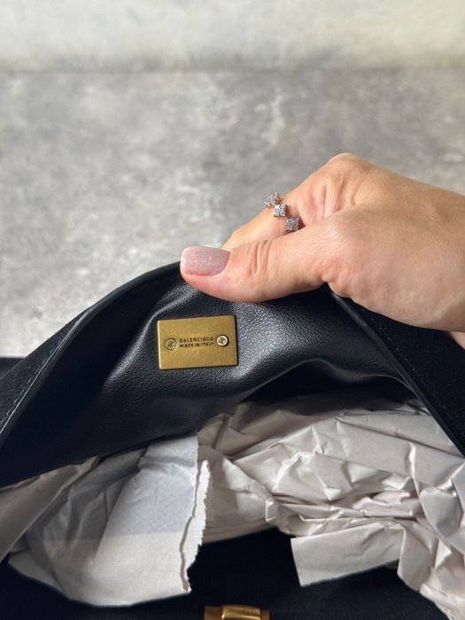 Велурена чанта черна balenciaga