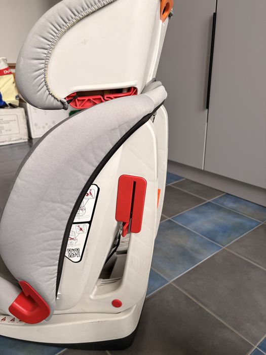 Продам автокресло chicco Universal 15-36