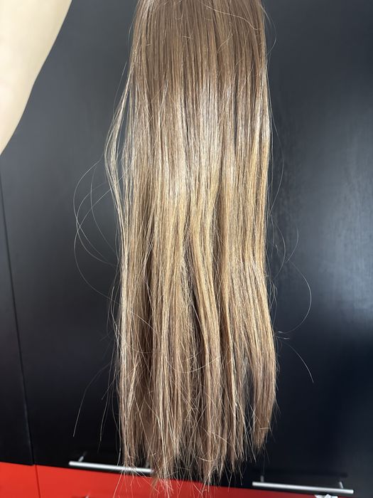 Светло кестенява коса на две големи треси