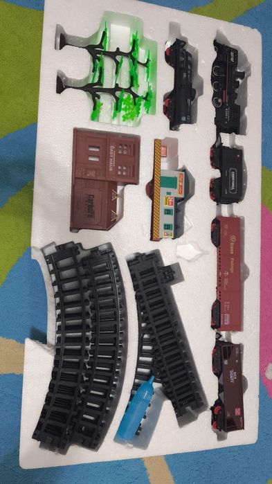 Продам железную дорогу игрушечную