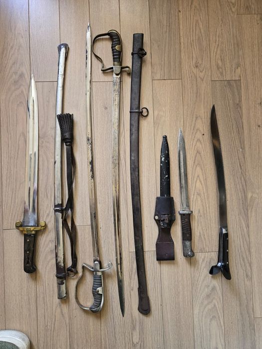 Колекция от стари саби щикове и ножове.