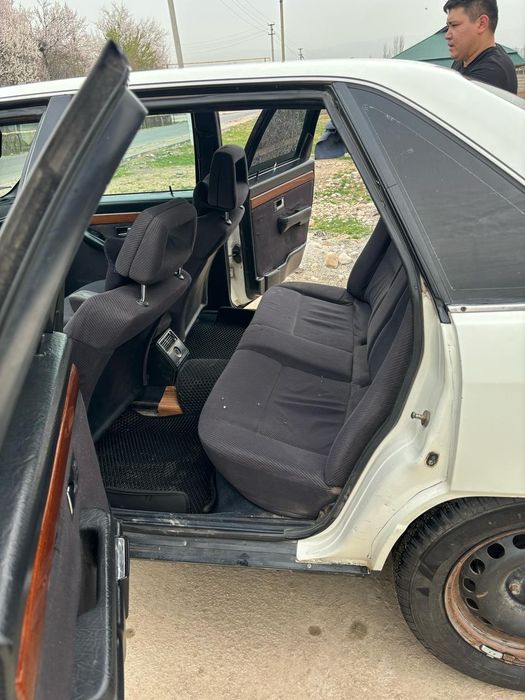 Audi 100. Объем 2.3