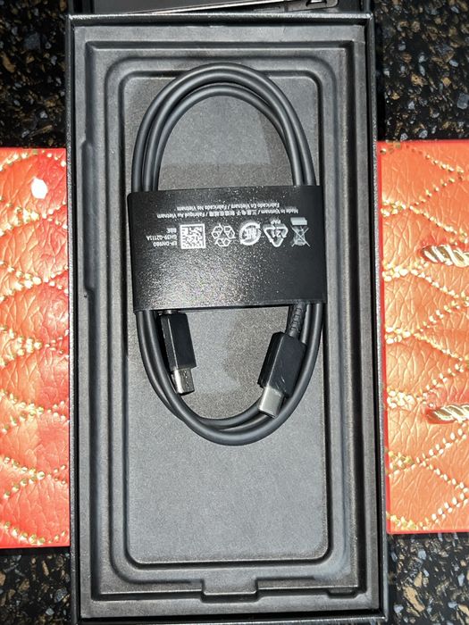 Samsung Galaxy S24Ultra deyarli yanggi holatda ideal turibdi