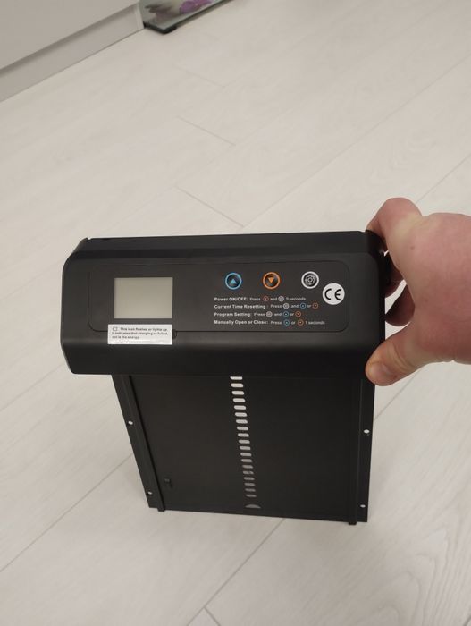 Продавам два броя вратички за птици