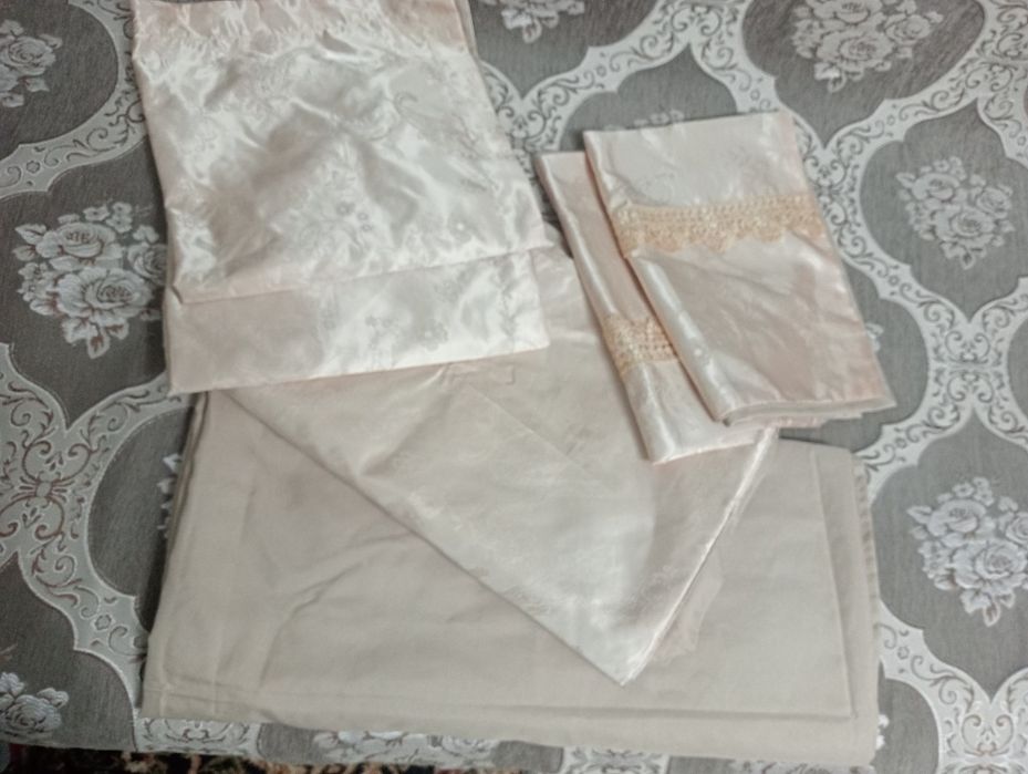 Постельный комплект,шелк 3000 тенге.