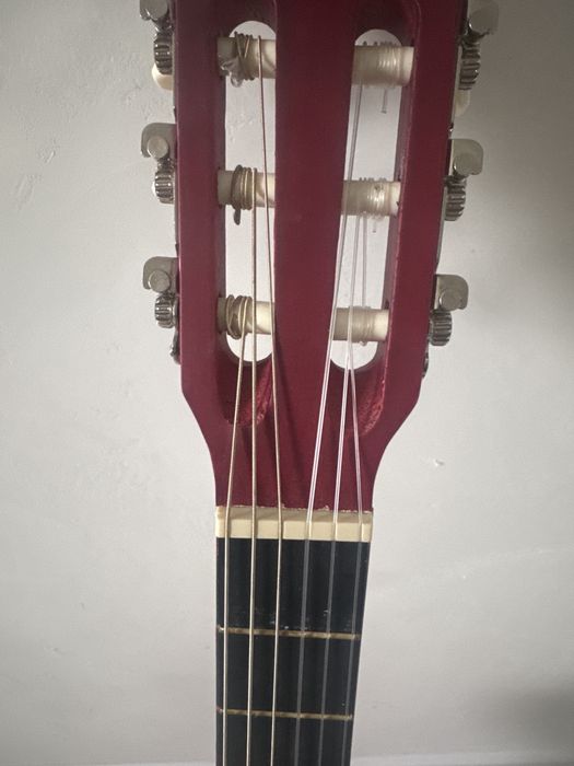 Продается Аккустическая гитара с нейлоновыми струнами