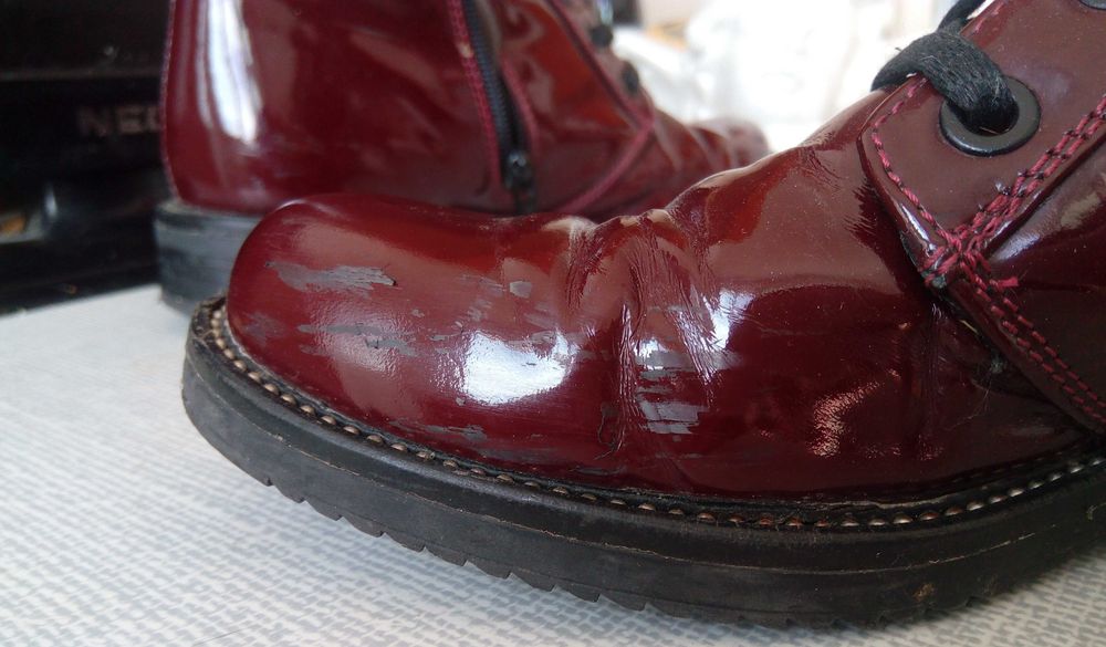 Дамски лачени боти с цип