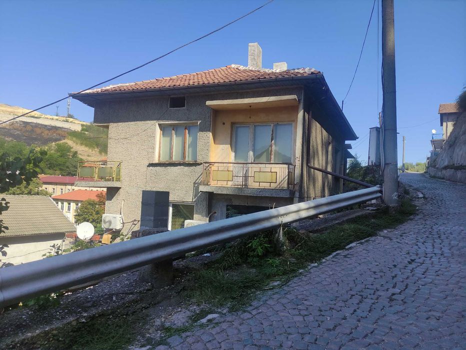 Продават се първи и трети етаж от къща