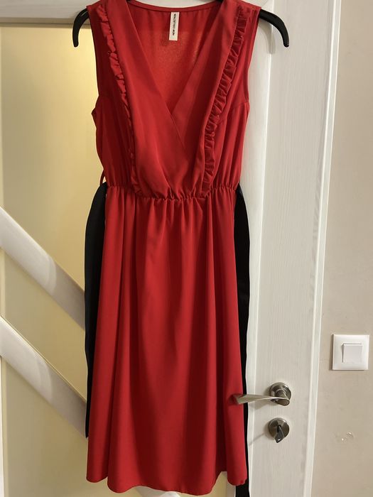 Червена рокля с  черен колан